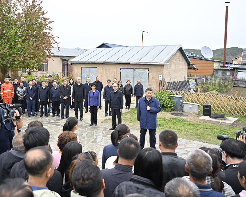 9月6日至8日，中共中央總書記、國(guó)家主席、中央軍委主席習(xí)近平在黑龍江考察。這是6日下午，習(xí)近平在大興安嶺地區(qū)漠河市北極村考察時(shí)，同當(dāng)?shù)厝罕娪H切交流。