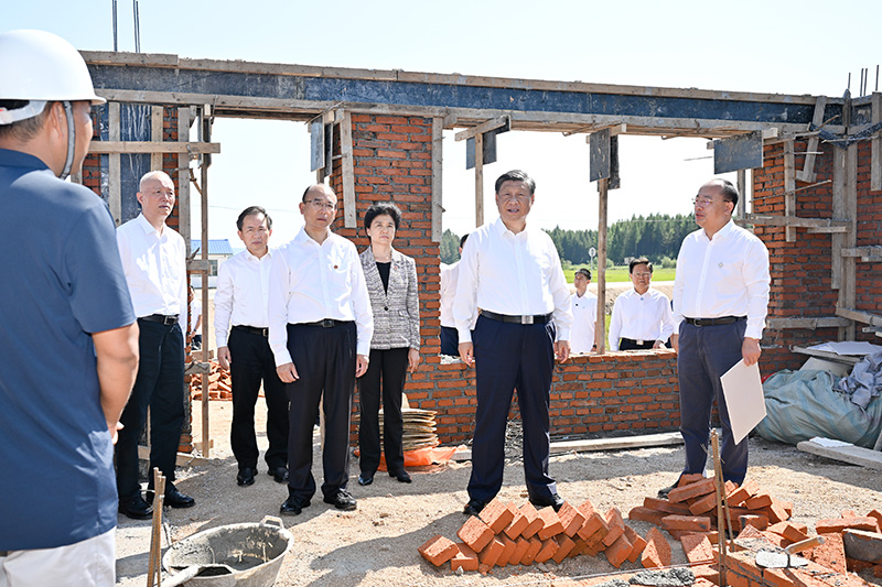 9月6日至8日，中共中央總書記、國(guó)家主席、中央軍委主席習(xí)近平在黑龍江考察。這是7日上午，習(xí)近平在遭受洪澇災(zāi)害的哈爾濱尚志市老街基鄉(xiāng)龍王廟村，察看水毀房屋重建情況。